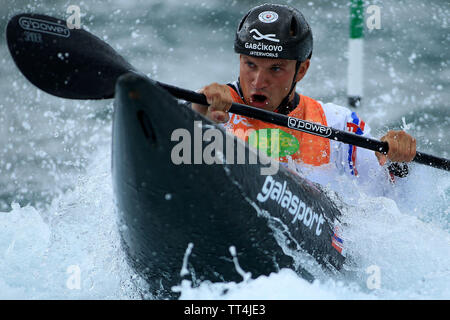 Londra, Regno Unito. 14 Giugno, 2019. Andrej Malek della Slovacchia in azione durante l'uomo K1 slalom. 2019 ICF Canoa Slalom World Cup, giorno 1 presso la Lee Valley white water centre di Londra il venerdì 14 giugno 2019. pic da Steffan Bowen/Andrew Orchard fotografia sportiva/Alamy Live news Credito: Andrew Orchard fotografia sportiva/Alamy Live News Foto Stock