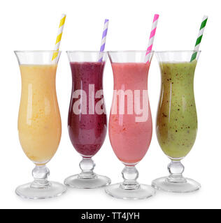 Deliziosi cocktail di frutti di bosco isolato su bianco Foto Stock