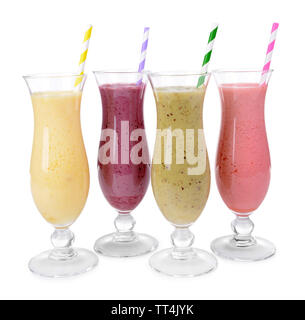 Deliziosi cocktail di frutti di bosco isolato su bianco Foto Stock