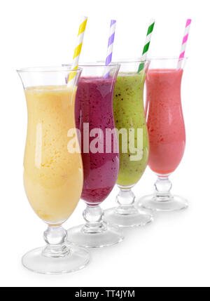 Deliziosi cocktail di frutti di bosco isolato su bianco Foto Stock