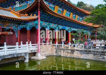 Atmosfera serena con tempio, ponti e cancella pool, Yuantong tempio buddista, Kunming, Yunnan, Cina e Asia Foto Stock