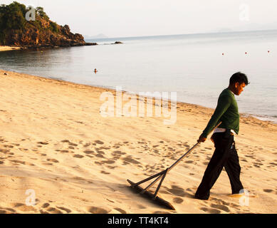 Koh Samui, Thailandia - Aprile 23, 2012: un uomo sta conquistando la spiaggia al tramonto su Aprile 23, 2013. Koh Samui è una bellissima isola in Tailandia Foto Stock