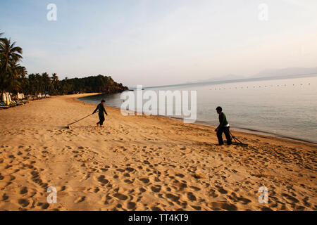 Koh Samui, Thailandia - Aprile 23, 2012: un uomo sta conquistando la spiaggia al tramonto su Aprile 23, 2013. Koh Samui è una bellissima isola in Tailandia Foto Stock