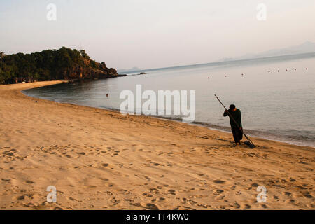 Koh Samui, Thailandia - Aprile 23, 2012: un uomo sta conquistando la spiaggia al tramonto su Aprile 23, 2013. Koh Samui è una bellissima isola in Tailandia Foto Stock