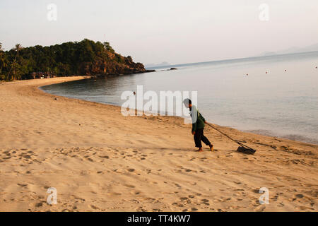 Koh Samui, Thailandia - Aprile 23, 2012: un uomo sta conquistando la spiaggia al tramonto su Aprile 23, 2013. Koh Samui è una bellissima isola in Tailandia Foto Stock
