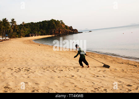 Koh Samui, Thailandia - Aprile 23, 2012: un uomo sta conquistando la spiaggia al tramonto su Aprile 23, 2013. Koh Samui è una bellissima isola in Tailandia Foto Stock