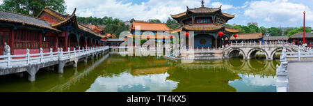 Atmosfera serena con tempio, ponti e cancella pool, Yuantong tempio buddista, Kunming, Yunnan, Cina e Asia Foto Stock