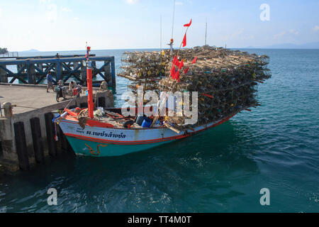 Koh Samui, Thailandia - Aprile 23, 2013: Thai i pescatori si stanno preparando a salpare per una nuova stagione di pesca. La barca è ormeggiata al porto di Bangsaphan. Fis Foto Stock