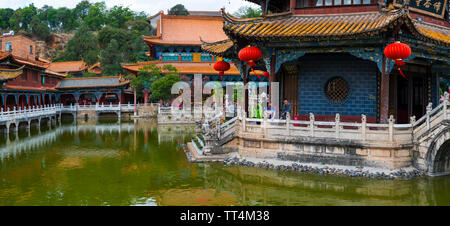 Atmosfera serena con tempio, ponti e cancella pool, Yuantong tempio buddista, Kunming, Yunnan, Cina e Asia Foto Stock