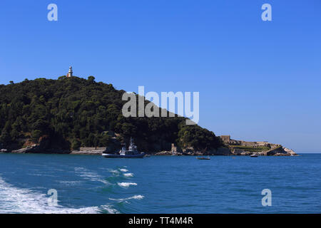 Tino island, Italia - 13 Settembre 2013: vista del Tino isola con faro e barca militare Foto Stock