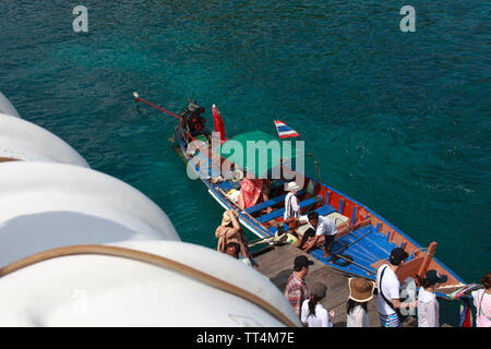 Koh Tao, Thailandia - Aprile 23 2013: taxi boat è in arrivo al molo di Koh Tao; questo tipo di imbarcazione sono utilizzati perché hanno motore esterno e può essere sa Foto Stock