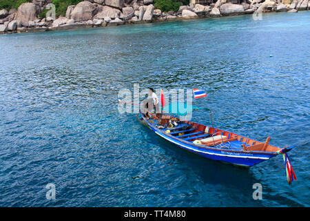 Koh Tao, Thailandia - Aprile 23 2013: taxi boat è in arrivo al molo di Koh Tao; questo tipo di imbarcazione sono utilizzati perché hanno motore esterno e può essere sa Foto Stock