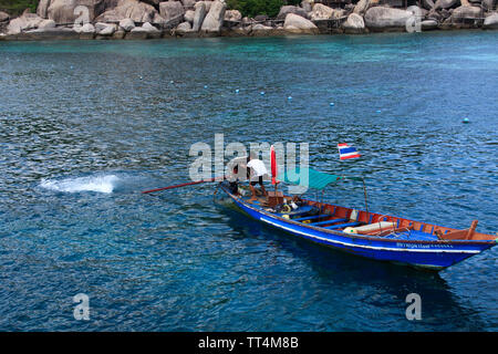 Koh Tao, Thailandia - Aprile 23 2013: taxi boat è in arrivo al molo di Koh Tao; questo tipo di imbarcazione sono utilizzati perché hanno motore esterno e può essere sa Foto Stock