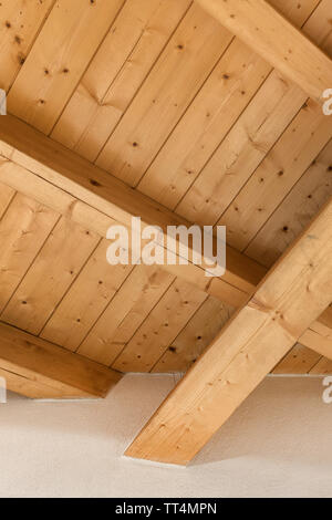 Interno tetto in legno con travi a vista Foto Stock