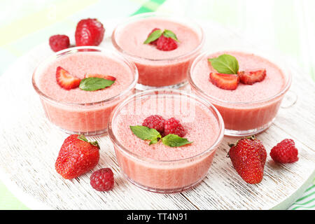 Deliziosa mousse di frutti di bosco in ciotole sul tavolo di close-up Foto Stock