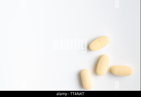 Un paio di capsule giallo pillole su sfondo bianco closeup Foto Stock