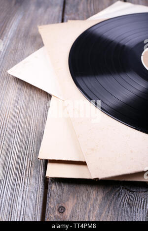Dischi in Vinile record e Carta copertine su sfondo di legno Foto Stock