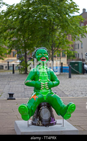 Edimburgo, Scozia, Regno Unito. 14 Giugno, 2019. La Scottish fumetto personaggio Oor Wullie è ora su un wee avventura attraverso la Scozia con il lancio del primo nationwide public art trail. Arists sono state commissionate per progettare individualmente le sculture di questo compare in riva Leith. Foto Stock