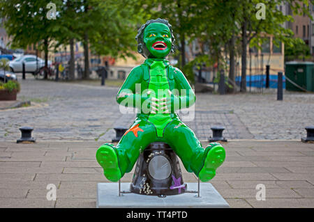 Edimburgo, Scozia, Regno Unito. 14 Giugno, 2019. La Scottish fumetto personaggio Oor Wullie è ora su un wee avventura attraverso la Scozia con il lancio del primo nationwide public art trail. Arists sono state commissionate per progettare individualmente le sculture di questo compare in riva Leith. Foto Stock