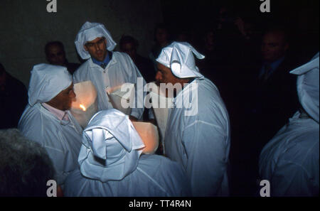 Castelsardo, Sardegna, Italia. Settimana Santa processione (scansionato da Fujichrome Velvia Foto Stock