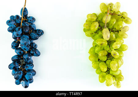 Due varietà di uve su sfondo bianco Foto Stock