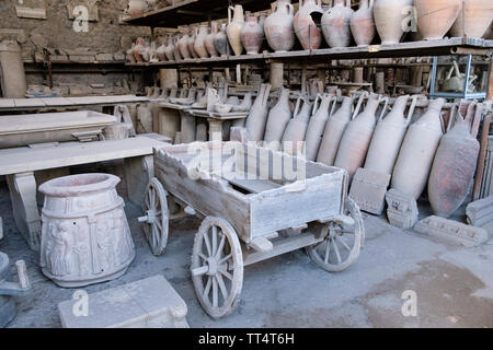 Carrello o del carro, anfore e altri reperti da scavi archeologici della antica città romana di Pompei in Campania vicino a Napoli in Italia Meridionale Foto Stock