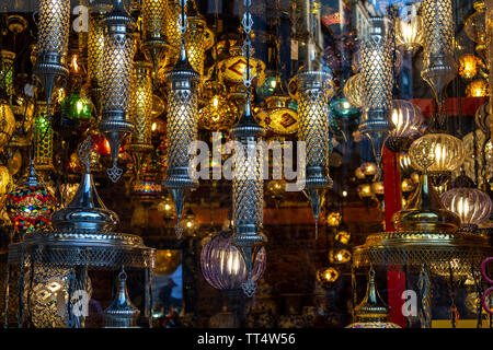 Vetro e lampade in metallo. Orientale tradizionale negozio di souvenir. Il Grand Bazaar Istanbul Foto Stock