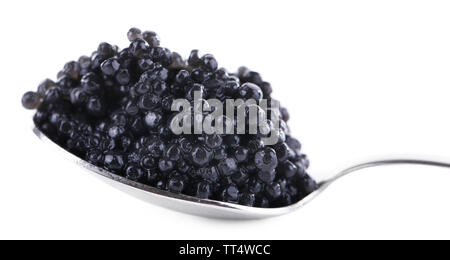 Il caviale nero in cucchiaio isolato su bianco Foto Stock