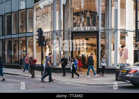 London, Regno Unito - 5 Giugno 2019: la gente a piedi nella parte anteriore del negozio di Zara su Oxford Street, Londra. Oxford street è una delle più famose strade dello shopping in Foto Stock