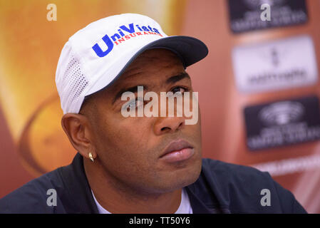 RIGA, Lettonia. Il 13 giugno 2019. Yunier Dorticos, cubana boxer professionale, durante la conferenza stampa prima del prossimo World Boxing SUPER serie semi finale lotta tra Yunier Dorticos e Andrew Tabiti. Foto Stock