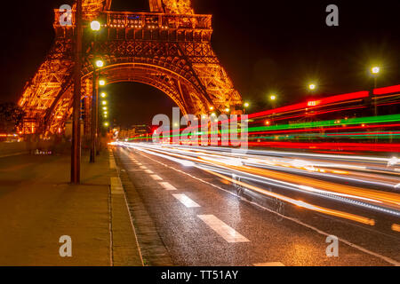 La Francia. Parigi. Estate vicino alla Torre Eiffel. Auto di notte il traffico sul ponte di Jena Foto Stock