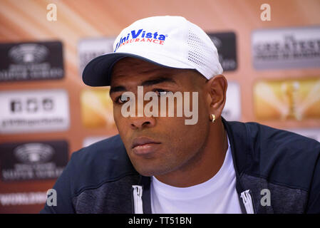 RIGA, Lettonia. Il 13 giugno 2019. Yunier Dorticos, cubana boxer professionale, durante la conferenza stampa prima del prossimo World Boxing SUPER serie semi finale lotta tra Yunier Dorticos e Andrew Tabiti. Foto Stock