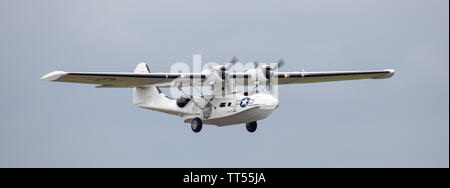 Diritto consolidato costruttiva PBY-5A Catalina 433915 flypast a Duxford Aerodrome, Cambridgeshire Foto Stock