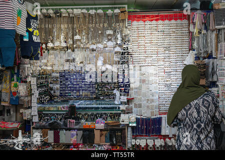 Scene da all'interno di uno dei tanti mercati interni nel centro di Baku in Azerbaijan Foto Stock