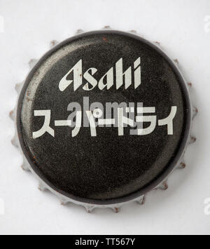 Utilizzate il giapponese Asahi bottiglia di birra Tops Foto Stock