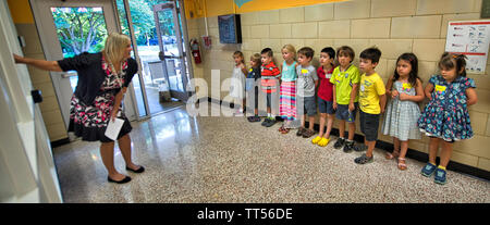 Stati Uniti - Agosto 22. 2016: Docente Wendy Daton colloqui con kinder garden gli studenti che frequentano l'orientamento a Hillsboro carta Academy la seconda c Foto Stock