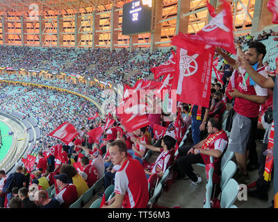 I tifosi dell'Arsenal cantando e sventolando bandiere in previsione della UEFA Europa League tra Arsenal e Chelsea. Chelsea infine vinto 4-1 Foto Stock