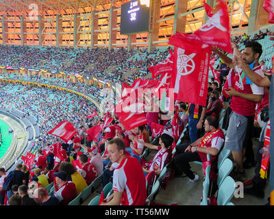 I tifosi dell'Arsenal cantando e sventolando bandiere in previsione della UEFA Europa League tra Arsenal e Chelsea. Chelsea infine vinto 4-1 Foto Stock