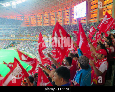 I tifosi dell'Arsenal cantando e sventolando bandiere in previsione della UEFA Europa League tra Arsenal e Chelsea. Chelsea infine vinto 4-1 Foto Stock