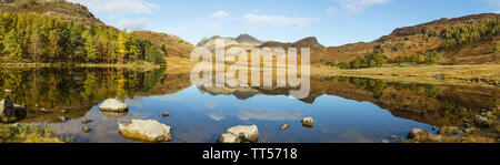 Immagine panoramica di Blea Tarn su un ancora e soleggiata giornata autunnale Foto Stock