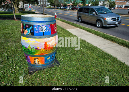 Stati Uniti - Giugno 27, 2016: Decorative botti di rovere sono state dipinte e disposto intorno alla città di Purcellville. (Foto di Douglas Graham/Loudoun N Foto Stock