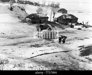 Wehrmacht Heer Panzerkampfwagen IV PzKpfw IV Panzer IV Ausf. F2 und Henschel Tip 33 - Esercito Tedesco serbatoio Tipo IV F2 75mm e Henschel Tipo di carrello 33 Foto Stock