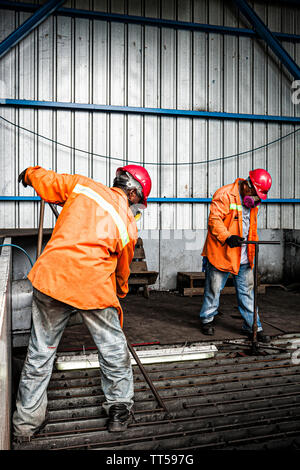 Gli uomini lavorano a Bahia las Minas Centrale Termoelettrica. Il Colon, Panama. Foto Stock