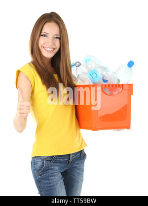 Ragazza giovane di smistamento bottiglie in plastica isolato su bianco Foto Stock