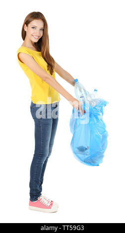 Ragazza giovane di smistamento bottiglie in plastica isolato su bianco Foto Stock