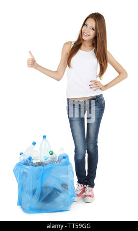 Ragazza giovane di smistamento bottiglie in plastica isolato su bianco Foto Stock