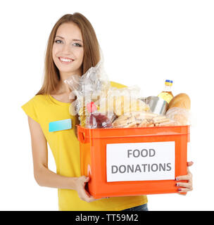 Ragazza volontario con donazione box con prodotti alimentari isolato su bianco Foto Stock