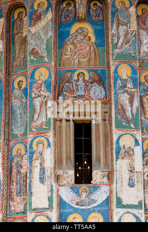 Bucovina, Romania - August 5th, 2018: un dettaglio del Monastero di Voronet, uno dei famosi monasteri dipinti della Bucovina, Romania Foto Stock