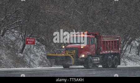 Stati Uniti - FEB. 15, 2016: VDOT era duro sul lavoro mantenendo le strade principali chiara dopo una tempesta di neve ricopriva Loudoun ancora una volta con la neve e il ghiaccio. Th Foto Stock