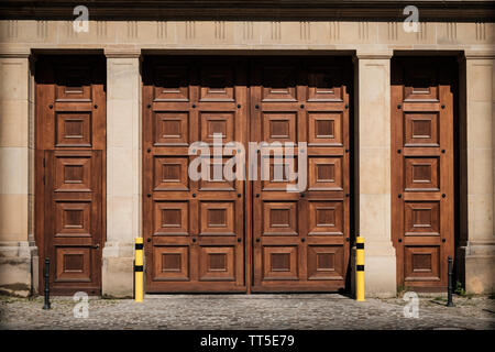 In legno massiccio ingresso di gate su edificio - enormi porte di legno Foto Stock